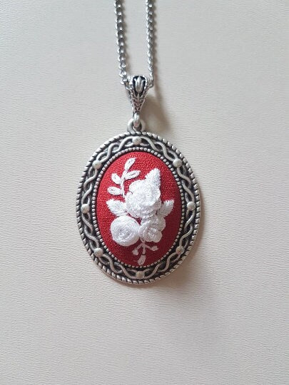 Custom White Floral Embroidery Necklace|Vintage Floral Embroidered Pendant|Unique Handmade Jewelry Gift for Mom|Wedding and Bridesmaid Gift