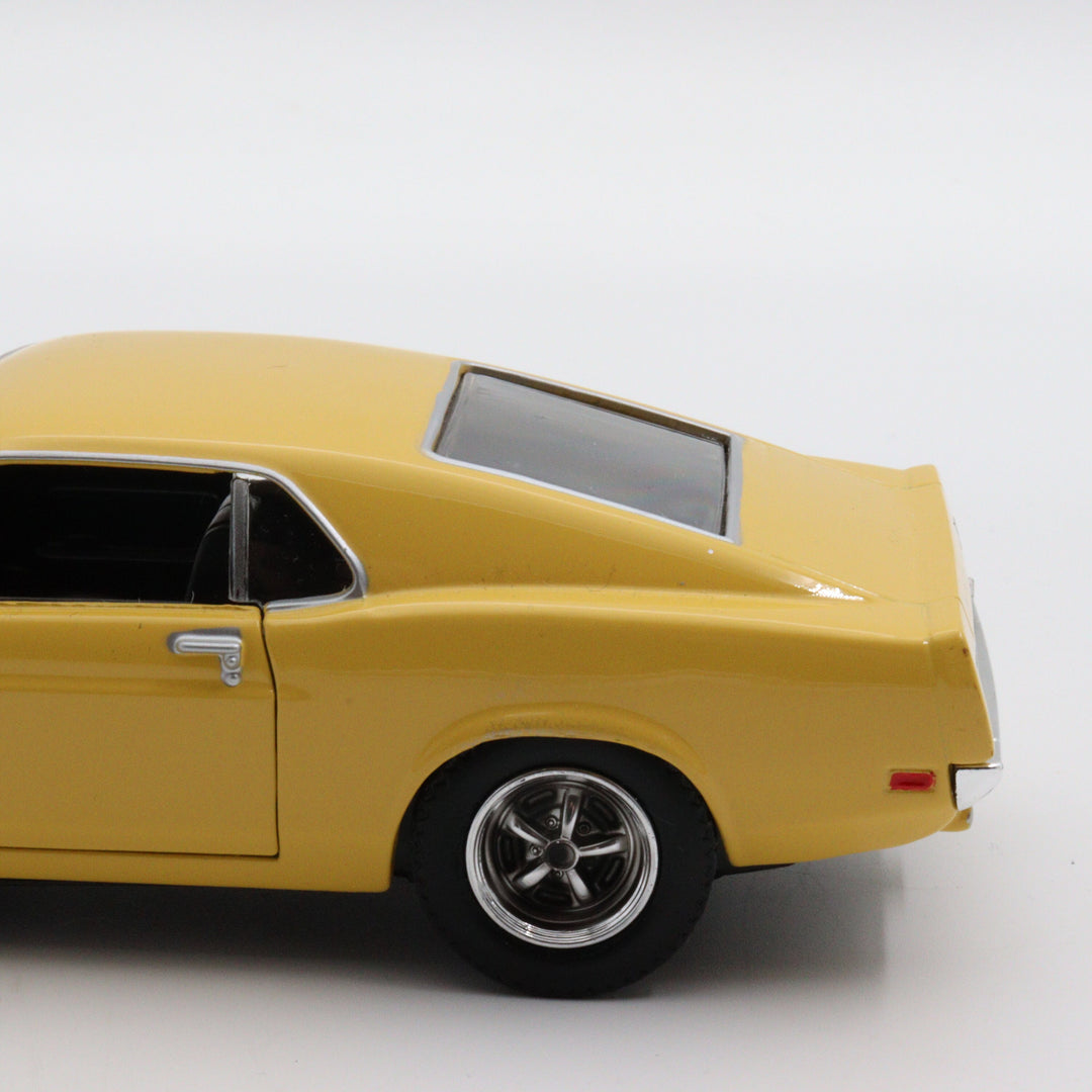 1970 Mustang Boss|Scale 1/24 Diecast Classic Car|Vintage Model Car|Collectible Metal Car|Old Yellow Car for Collectors|Birthday Gift for Dad