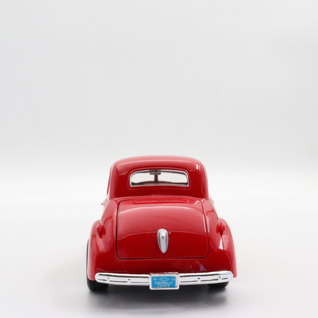 1939 Chevrolet Couple|Scale 1:24 Motormax Diecast Model Car|Classic Vintage Car|Collectible Metal Red Car for Collectors|Nostalgic Gift