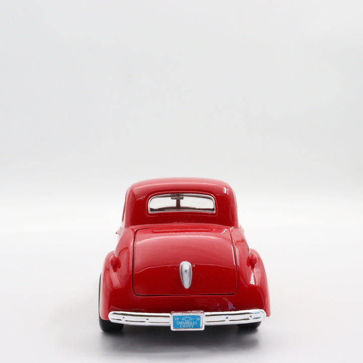 1939 Chevrolet Couple|Scale 1:24 Motormax Diecast Model Car|Classic Vintage Car|Collectible Metal Red Car for Collectors|Nostalgic Gift