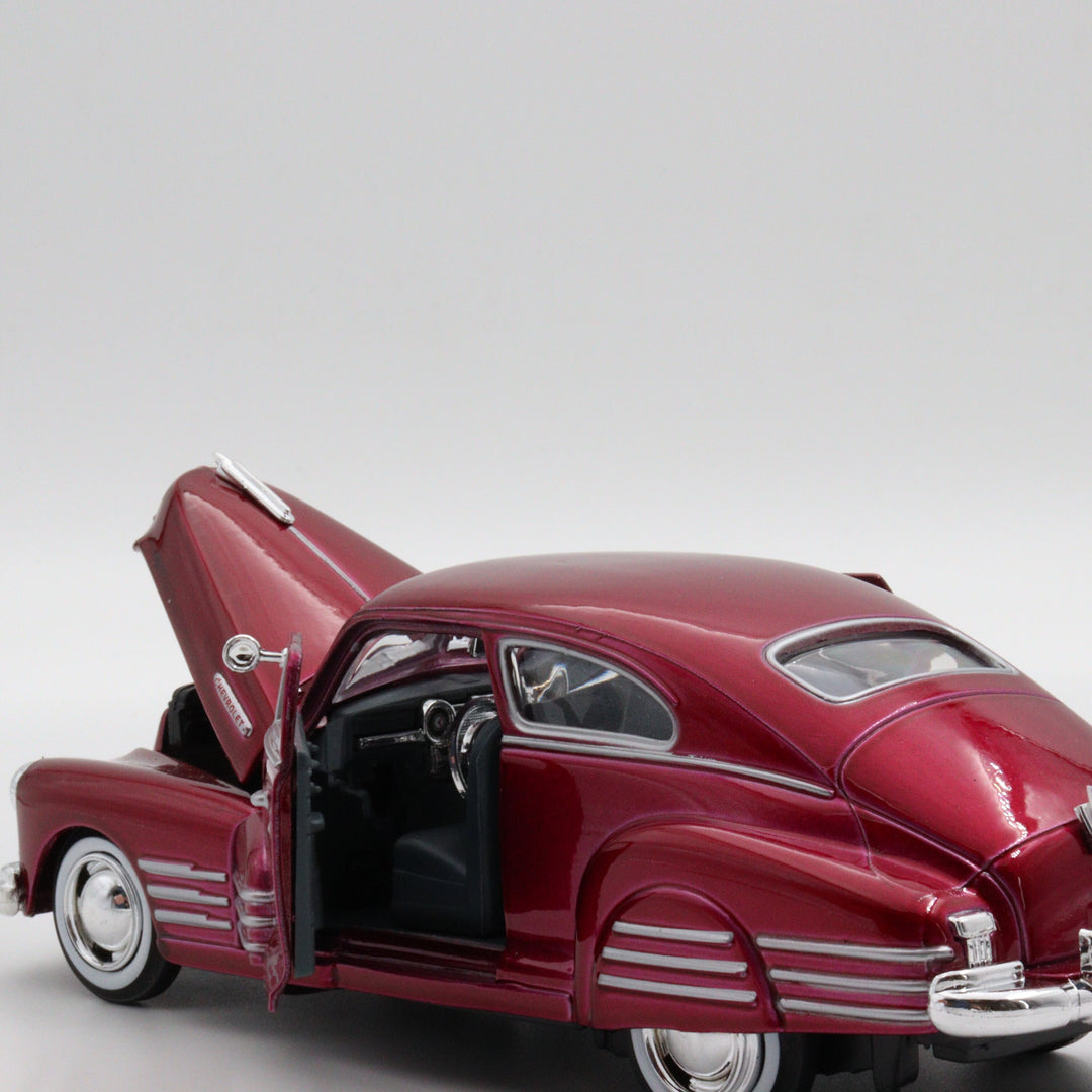 1948 Chevy Aerosedan Fleetline|Scale 1:24 Motormax Diecast Car|Vintage Model Car|Collectible Metal Red Car for Collectors|Gift for Dad