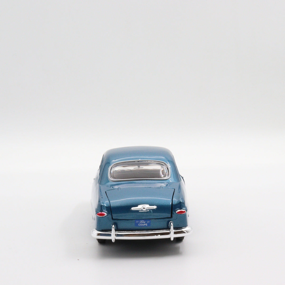 Motormax Ford Couple|Scale 1:24 Diecast Vintage Car|Classic Model Car|Collectible Metal Blue Car for Collectors|Gift for Father|Office Decor
