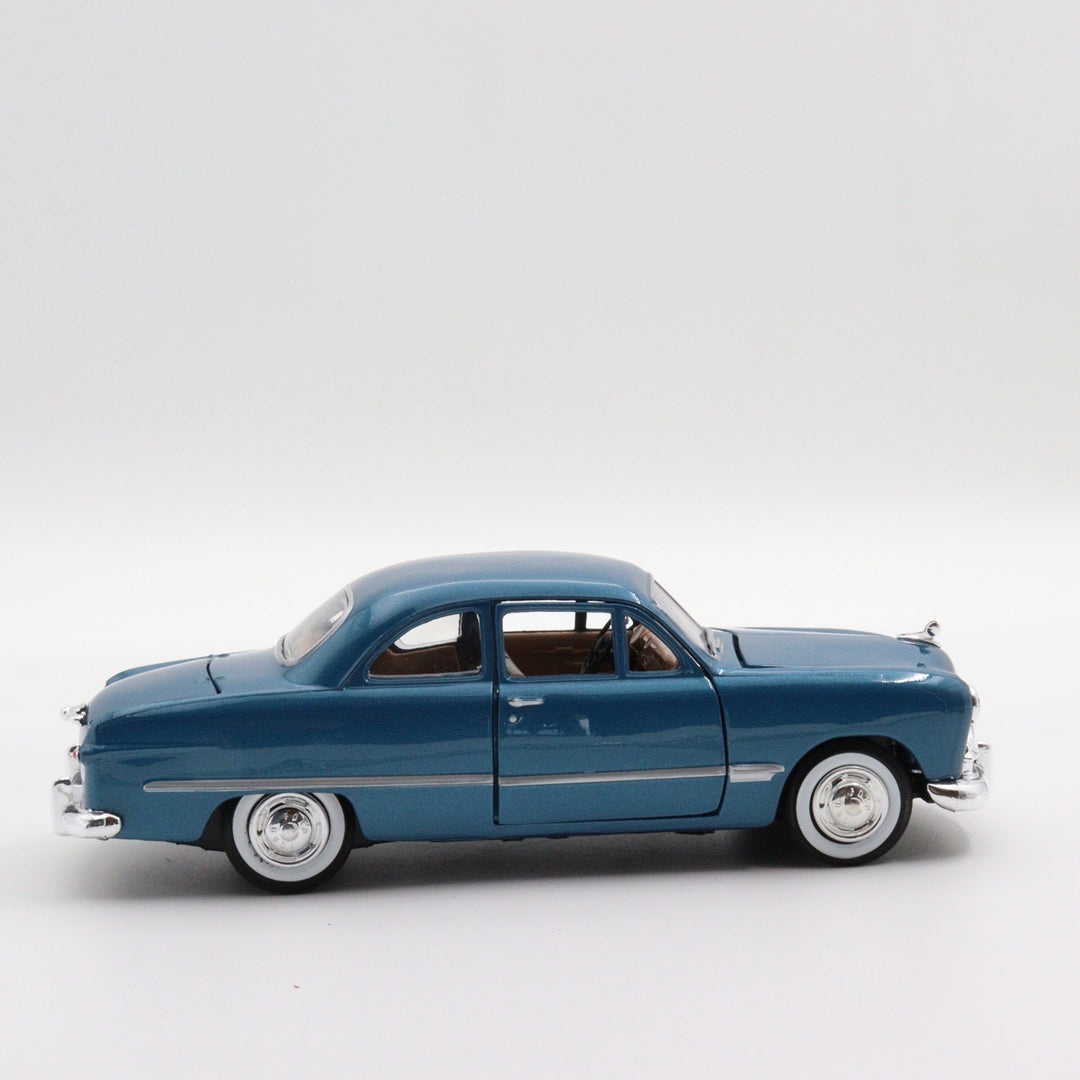 Motormax Ford Couple|Scale 1:24 Diecast Vintage Car|Classic Model Car|Collectible Metal Blue Car for Collectors|Gift for Father|Office Decor