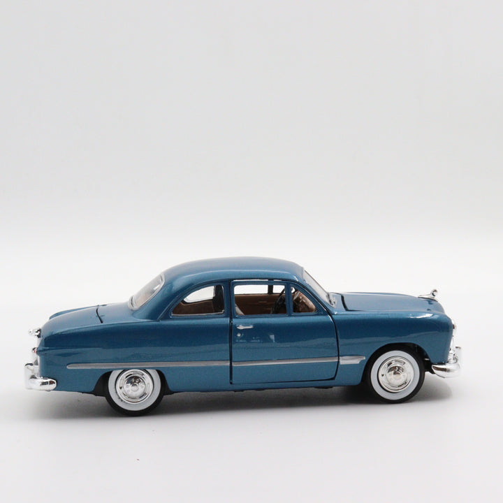 Motormax Ford Couple|Scale 1:24 Diecast Vintage Car|Classic Model Car|Collectible Metal Blue Car for Collectors|Gift for Father|Office Decor