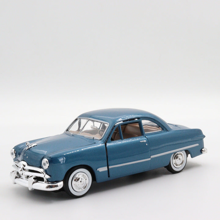 Motormax Ford Couple|Scale 1:24 Diecast Vintage Car|Classic Model Car|Collectible Metal Blue Car for Collectors|Gift for Father|Office Decor