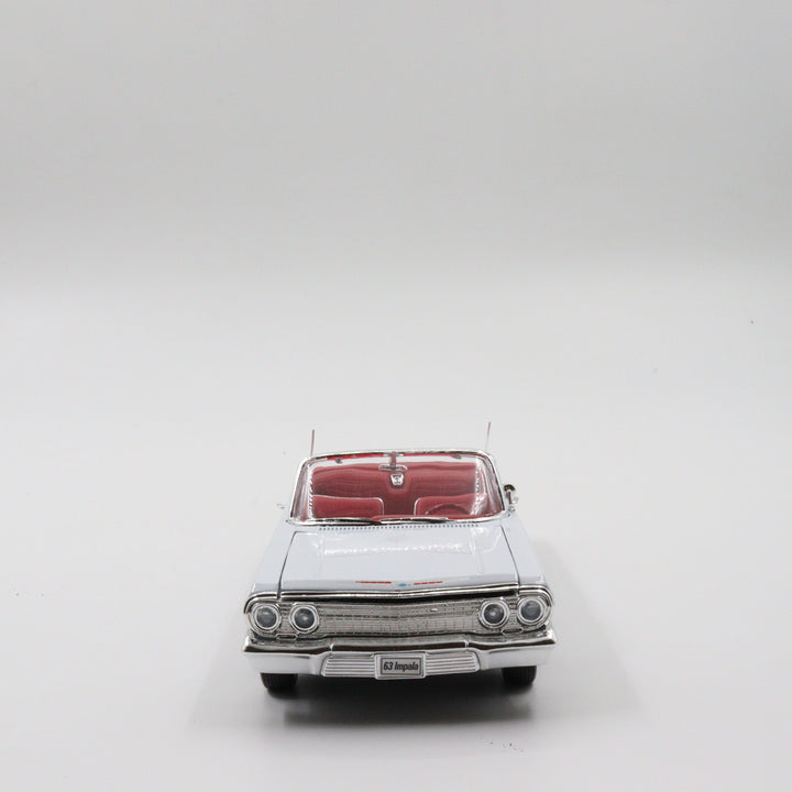 Welly 1963 Chevrolet Impala|Scale 1/24 White and Red Diecast Car|Vintage Model Car for Collectors|Classic Convertible Metal Collection Car