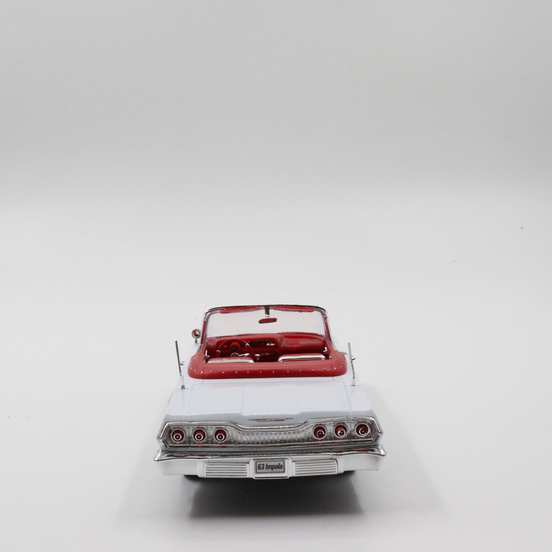 Welly 1963 Chevrolet Impala|Scale 1/24 White and Red Diecast Car|Vintage Model Car for Collectors|Classic Convertible Metal Collection Car