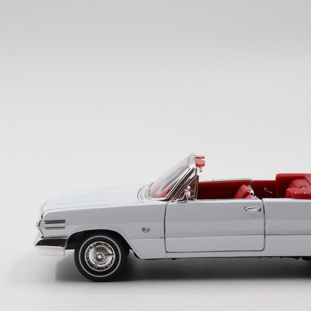 Welly 1963 Chevrolet Impala|Scale 1/24 White and Red Diecast Car|Vintage Model Car for Collectors|Classic Convertible Metal Collection Car