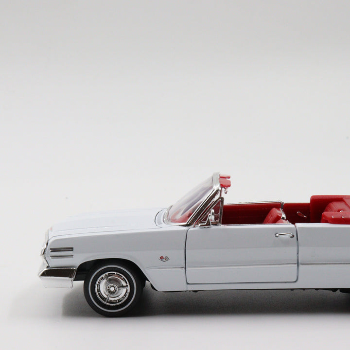 Welly 1963 Chevrolet Impala|Scale 1/24 White and Red Diecast Car|Vintage Model Car for Collectors|Classic Convertible Metal Collection Car