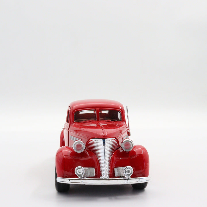 1939 Chevrolet Couple|Scale 1:24 Motormax Diecast Model Car|Classic Vintage Car|Collectible Metal Red Car for Collectors|Nostalgic Gift