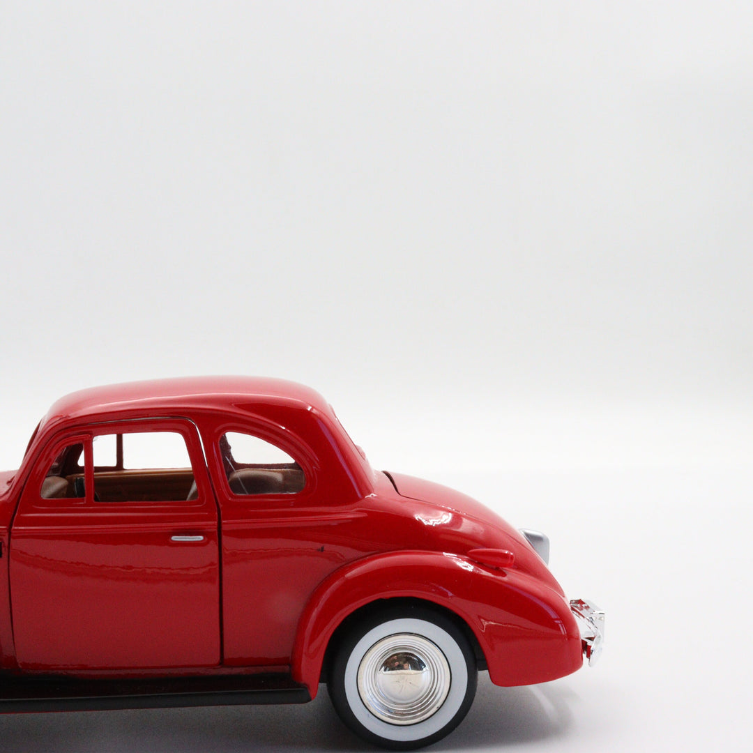 1939 Chevrolet Couple|Scale 1:24 Motormax Diecast Model Car|Classic Vintage Car|Collectible Metal Red Car for Collectors|Nostalgic Gift