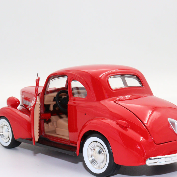 1939 Chevrolet Couple|Scale 1:24 Motormax Diecast Model Car|Classic Vintage Car|Collectible Metal Red Car for Collectors|Nostalgic Gift
