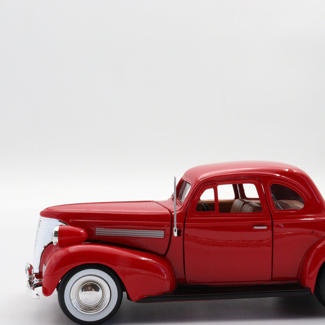 1939 Chevrolet Couple|Scale 1:24 Motormax Diecast Model Car|Classic Vintage Car|Collectible Metal Red Car for Collectors|Nostalgic Gift