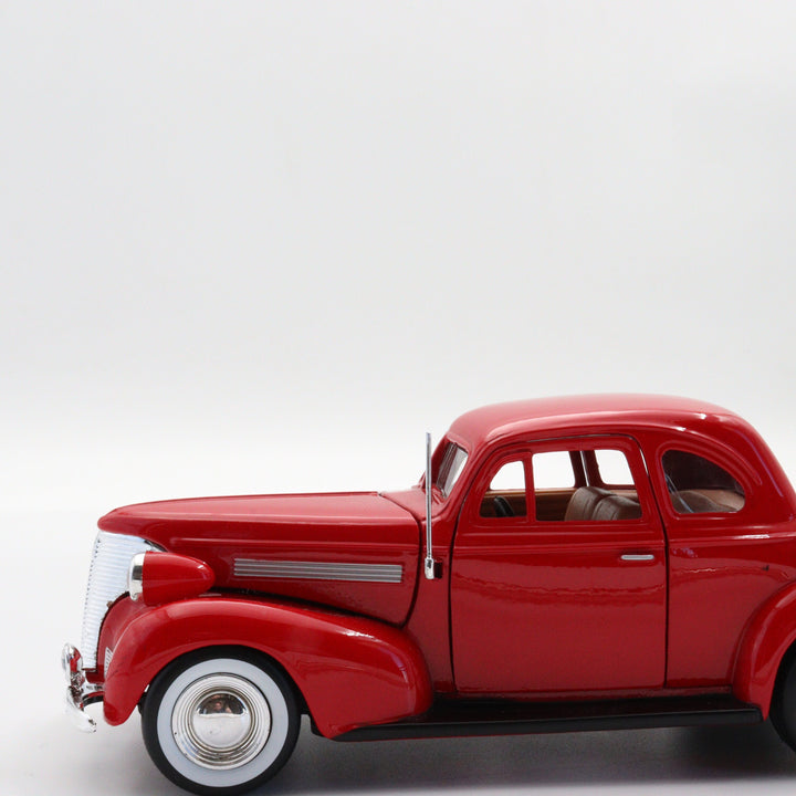 1939 Chevrolet Couple|Scale 1:24 Motormax Diecast Model Car|Classic Vintage Car|Collectible Metal Red Car for Collectors|Nostalgic Gift