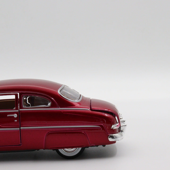 Motormax 1949 Mercury Couple|Motomax Model Car|Scale 1:24 Diecast Vintage Car|Classic Model Car for Collectors|Collectible Metal Red Car