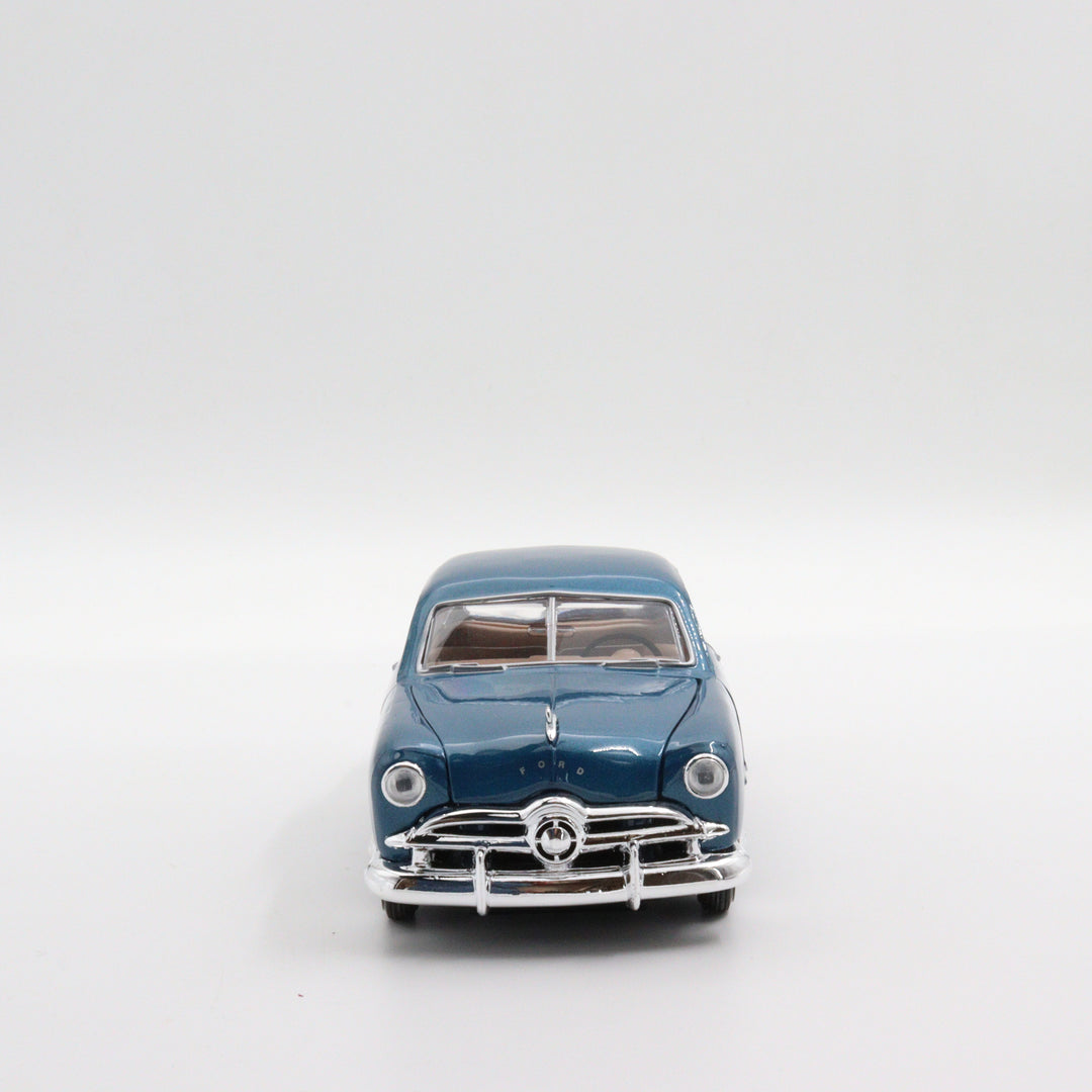 Motormax Ford Couple|Scale 1:24 Diecast Vintage Car|Classic Model Car|Collectible Metal Blue Car for Collectors|Gift for Father|Office Decor