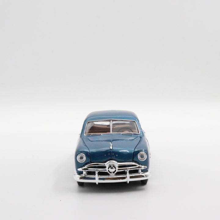 Motormax Ford Couple|Scale 1:24 Diecast Vintage Car|Classic Model Car|Collectible Metal Blue Car for Collectors|Gift for Father|Office Decor