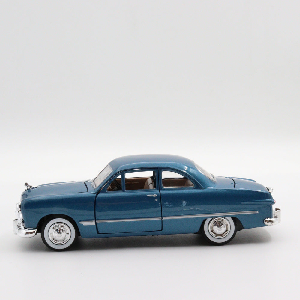 Motormax Ford Couple|Scale 1:24 Diecast Vintage Car|Classic Model Car|Collectible Metal Blue Car for Collectors|Gift for Father|Office Decor