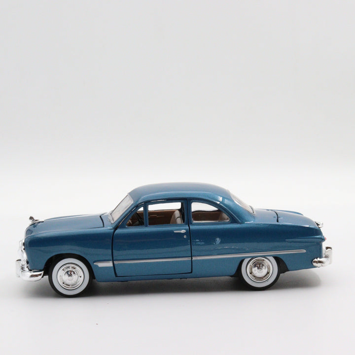 Motormax Ford Couple|Scale 1:24 Diecast Vintage Car|Classic Model Car|Collectible Metal Blue Car for Collectors|Gift for Father|Office Decor