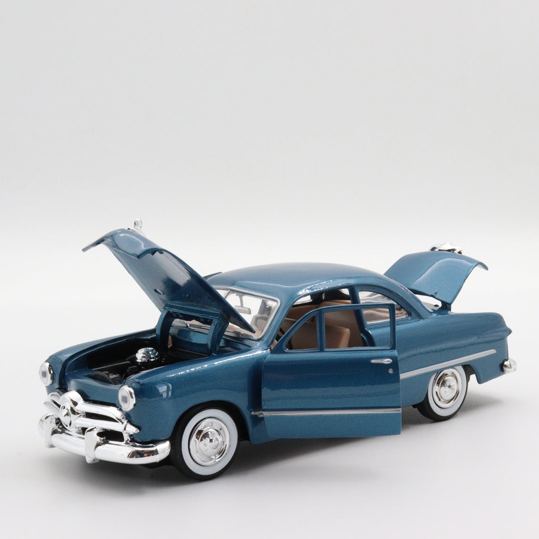 Motormax Ford Couple|Scale 1:24 Diecast Vintage Car|Classic Model Car|Collectible Metal Blue Car for Collectors|Gift for Father|Office Decor