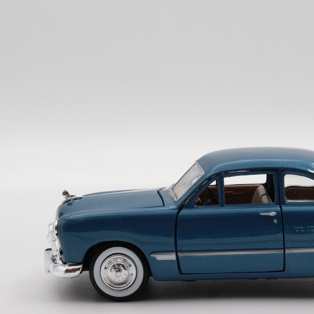 Motormax Ford Couple|Scale 1:24 Diecast Vintage Car|Classic Model Car|Collectible Metal Blue Car for Collectors|Gift for Father|Office Decor