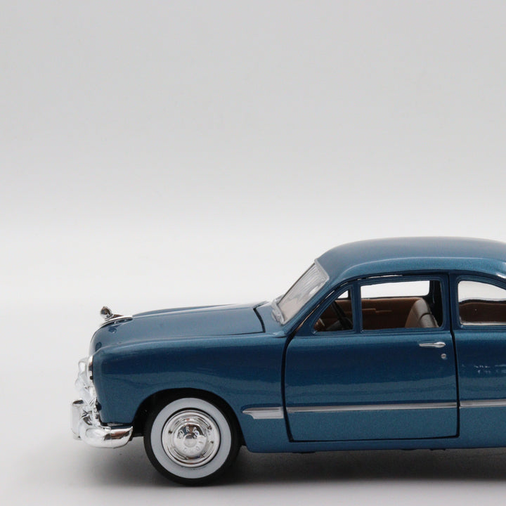Motormax Ford Couple|Scale 1:24 Diecast Vintage Car|Classic Model Car|Collectible Metal Blue Car for Collectors|Gift for Father|Office Decor
