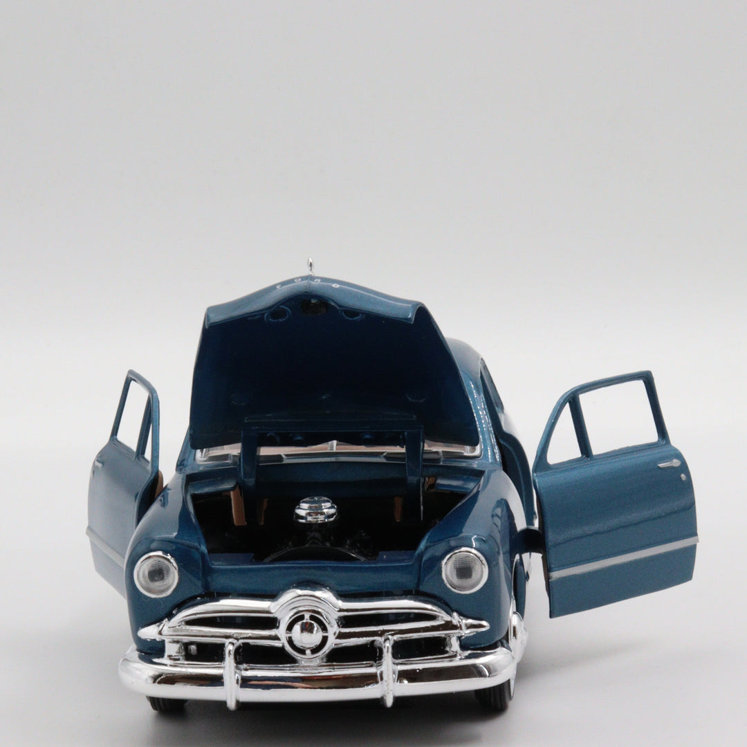 Motormax Ford Couple|Scale 1:24 Diecast Vintage Car|Classic Model Car|Collectible Metal Blue Car for Collectors|Gift for Father|Office Decor