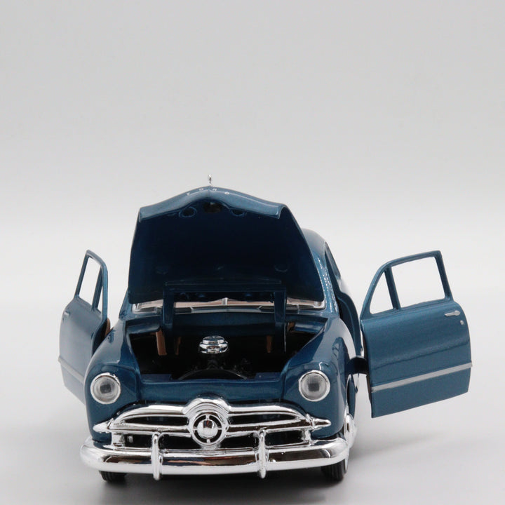 Motormax Ford Couple|Scale 1:24 Diecast Vintage Car|Classic Model Car|Collectible Metal Blue Car for Collectors|Gift for Father|Office Decor