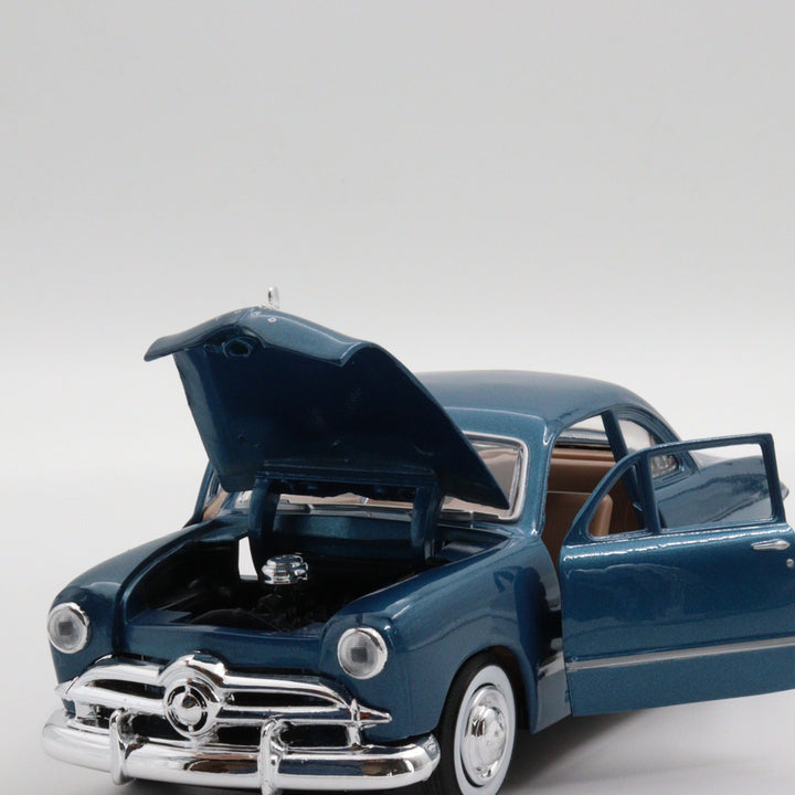 Motormax Ford Couple|Scale 1:24 Diecast Vintage Car|Classic Model Car|Collectible Metal Blue Car for Collectors|Gift for Father|Office Decor