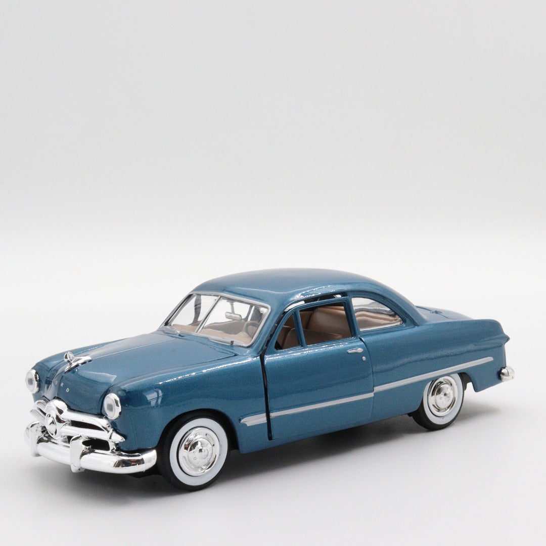 Motormax Ford Couple|Scale 1:24 Diecast Vintage Car|Classic Model Car|Collectible Metal Blue Car for Collectors|Gift for Father|Office Decor