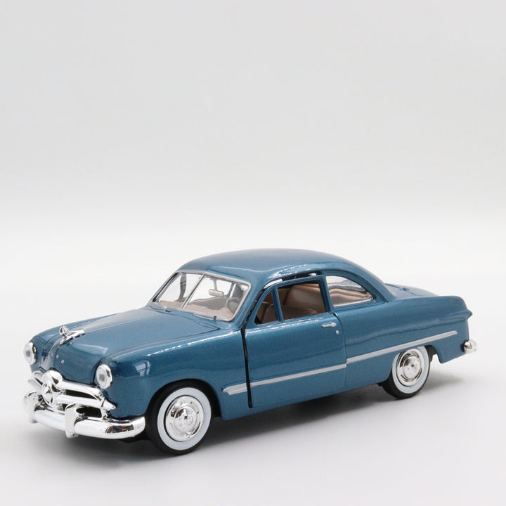 Motormax Ford Couple|Scale 1:24 Diecast Vintage Car|Classic Model Car|Collectible Metal Blue Car for Collectors|Gift for Father|Office Decor