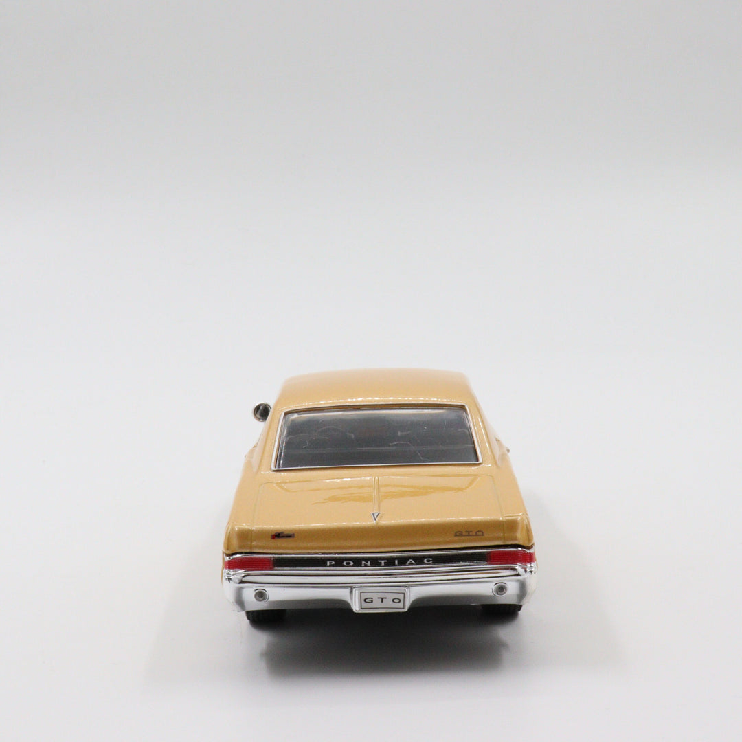 Welly 1965 Pontiac GTO Classic Model Car|Scale 1/24 Gold Diecast Car|Vintage Model Car|Metal Collection Car|Nostalgic Gift for Home Decor