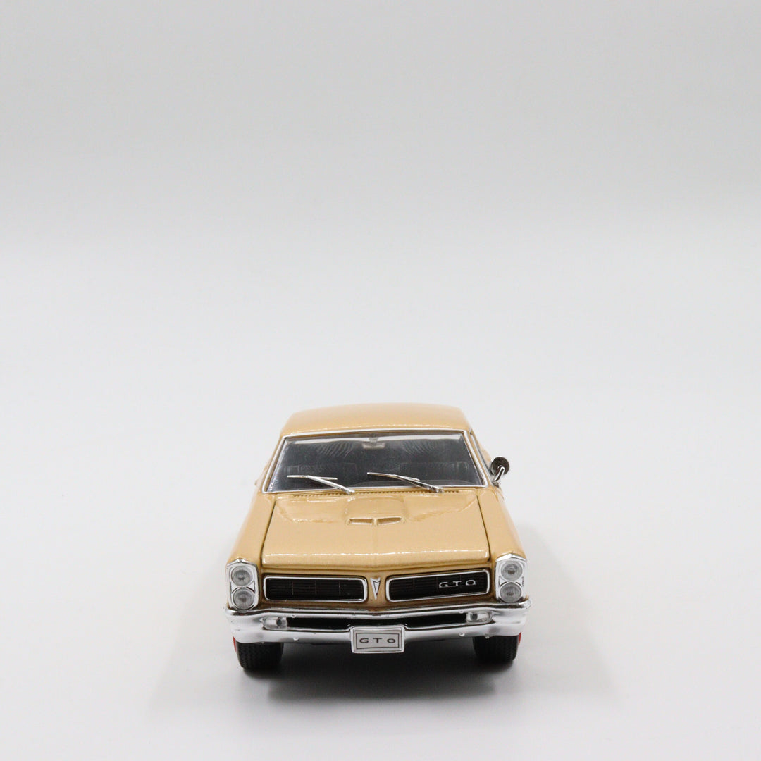 Welly 1965 Pontiac GTO Classic Model Car|Scale 1/24 Gold Diecast Car|Vintage Model Car|Metal Collection Car|Nostalgic Gift for Home Decor
