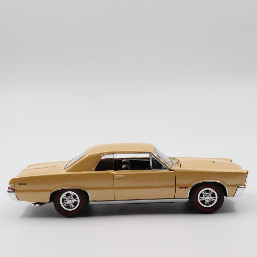 Welly 1965 Pontiac GTO Classic Model Car|Scale 1/24 Gold Diecast Car|Vintage Model Car|Metal Collection Car|Nostalgic Gift for Home Decor