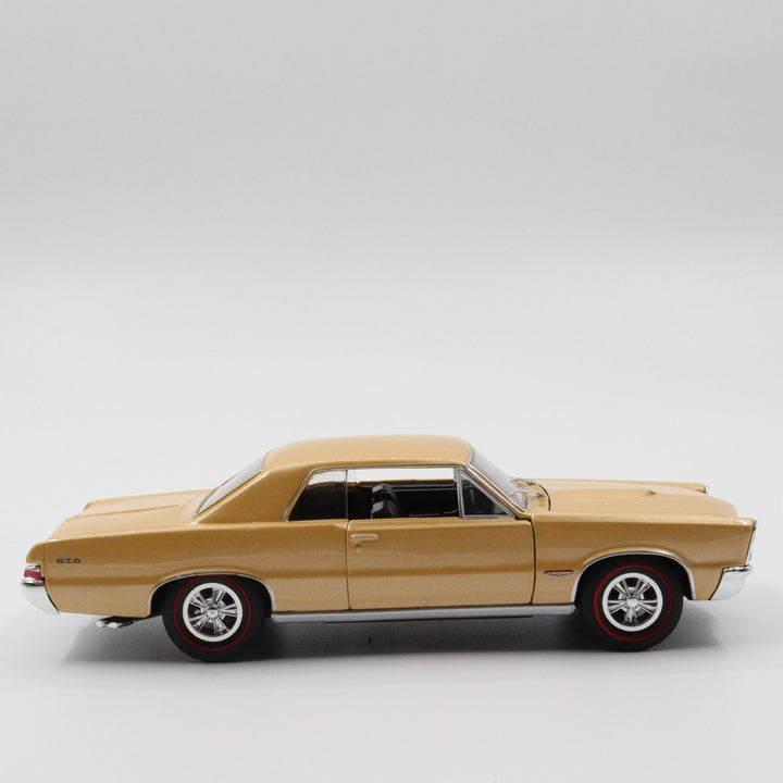 Welly 1965 Pontiac GTO Classic Model Car|Scale 1/24 Gold Diecast Car|Vintage Model Car|Metal Collection Car|Nostalgic Gift for Home Decor