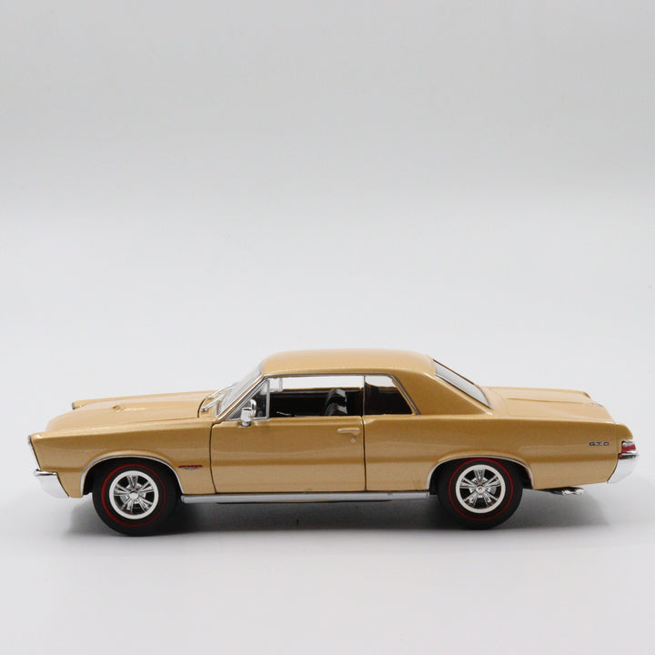 Welly 1965 Pontiac GTO Classic Model Car|Scale 1/24 Gold Diecast Car|Vintage Model Car|Metal Collection Car|Nostalgic Gift for Home Decor