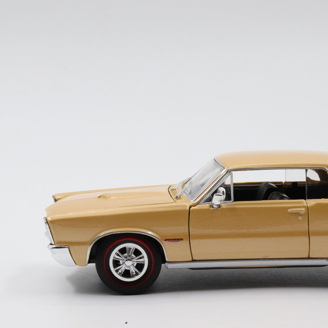 Welly 1965 Pontiac GTO Classic Model Car|Scale 1/24 Gold Diecast Car|Vintage Model Car|Metal Collection Car|Nostalgic Gift for Home Decor