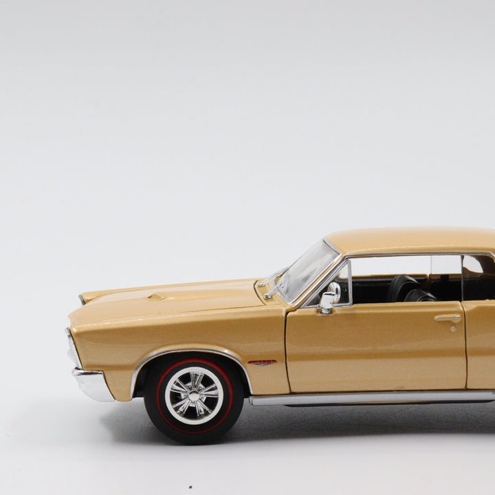 Welly 1965 Pontiac GTO Classic Model Car|Scale 1/24 Gold Diecast Car|Vintage Model Car|Metal Collection Car|Nostalgic Gift for Home Decor