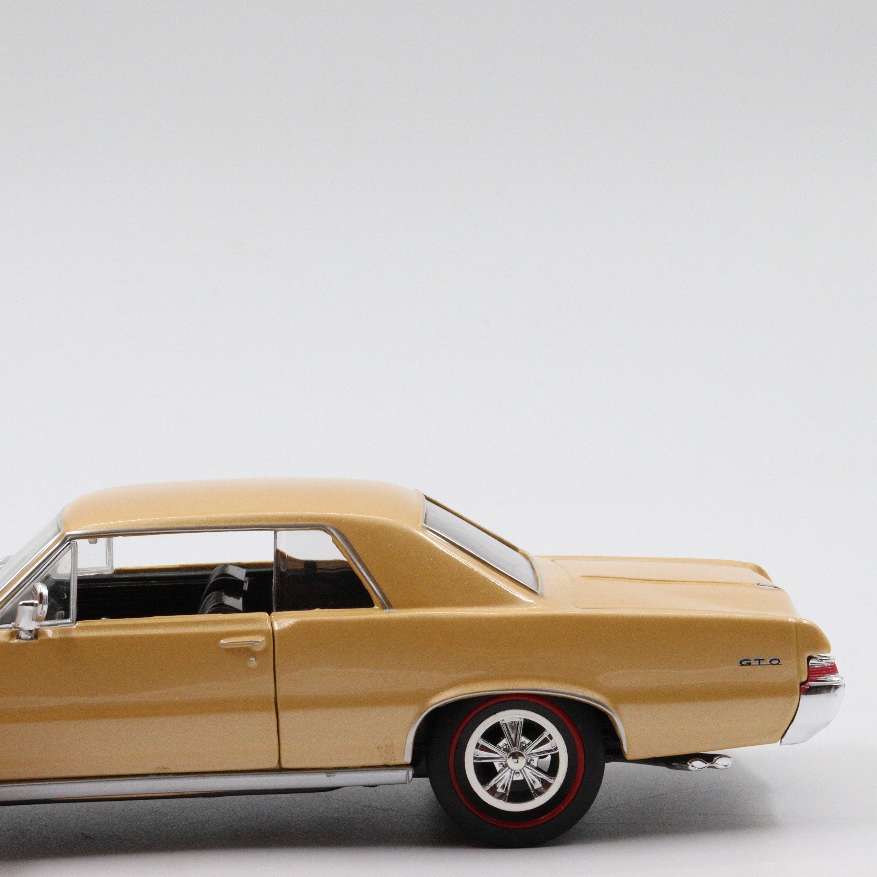 Welly 1965 Pontiac GTO Classic Model Car|Scale 1/24 Gold Diecast
