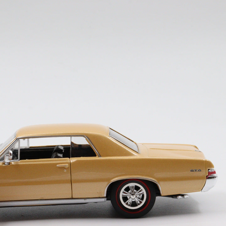 Welly 1965 Pontiac GTO Classic Model Car|Scale 1/24 Gold Diecast Car|Vintage Model Car|Metal Collection Car|Nostalgic Gift for Home Decor