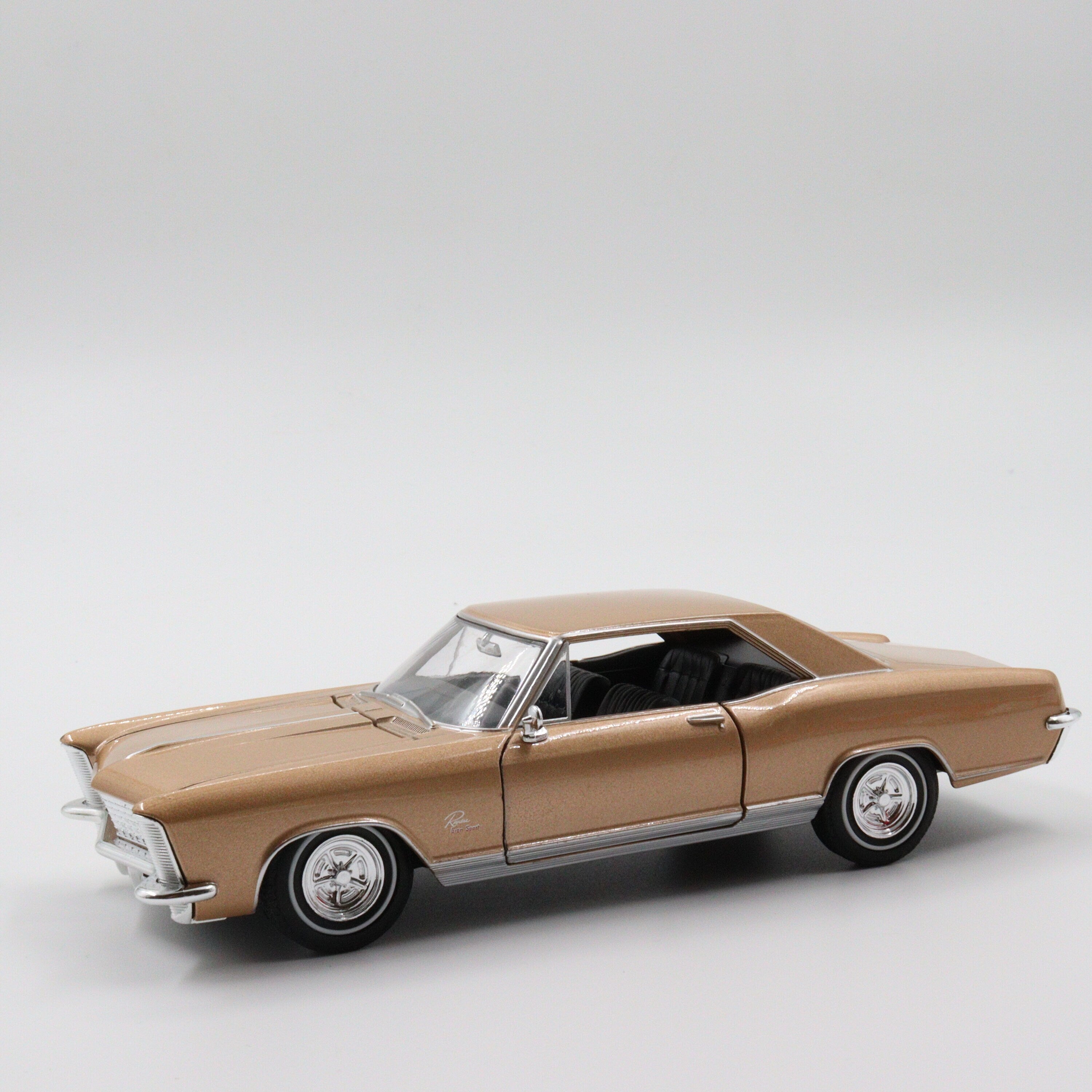 1965 Buick Riviera Gran Sport Diecast Car|Scale 1/24 Classic Car