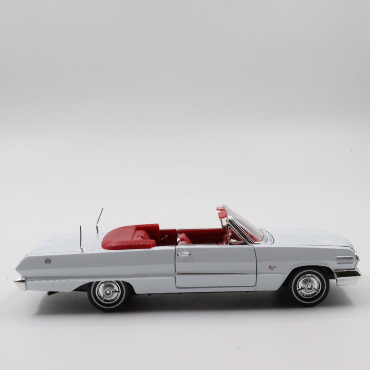 Welly 1963 Chevrolet Impala|Scale 1/24 White and Red Diecast Car|Vintage Model Car for Collectors|Classic Convertible Metal Collection Car
