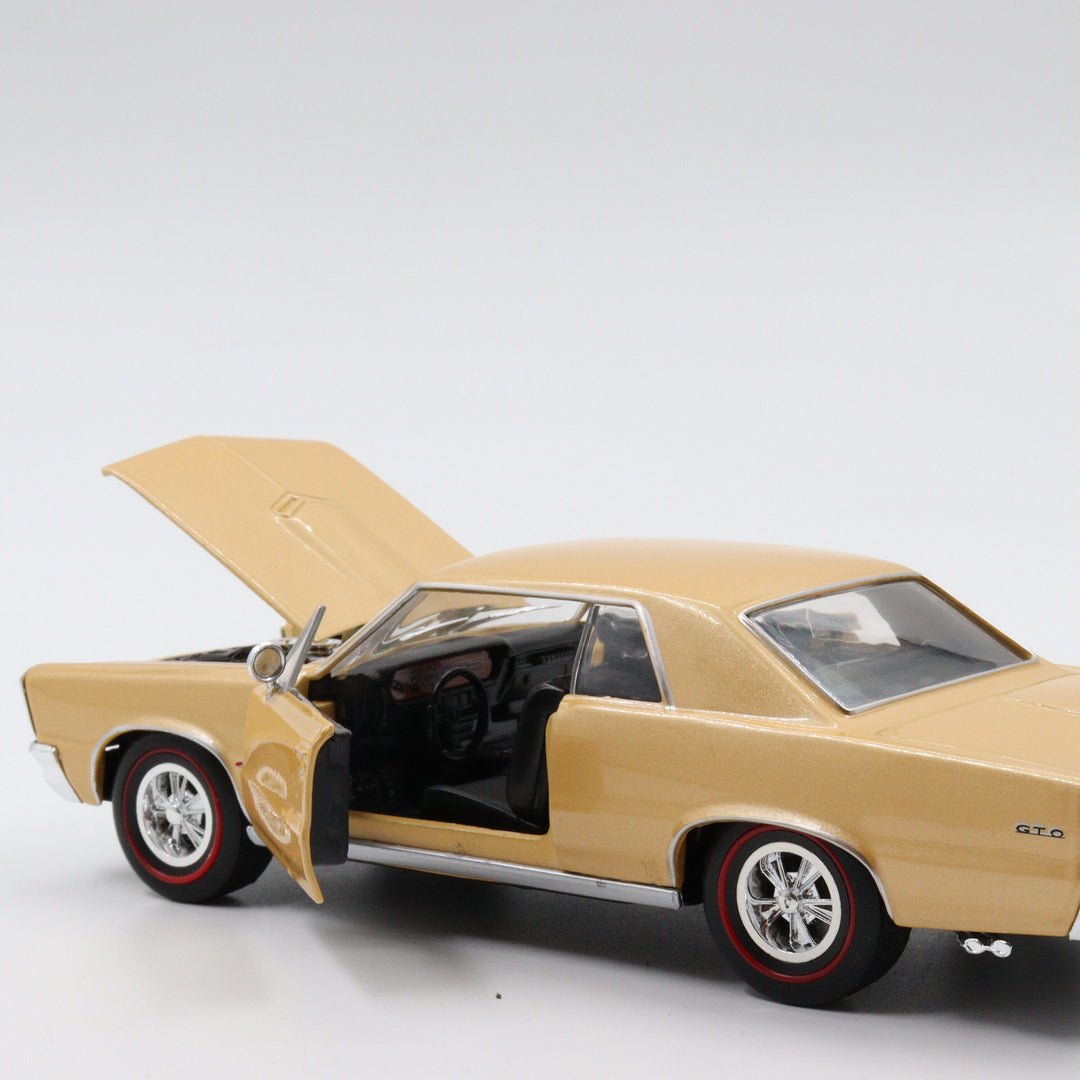 Welly 1965 Pontiac GTO Classic Model Car|Scale 1/24 Gold Diecast Car|Vintage Model Car|Metal Collection Car|Nostalgic Gift for Home Decor