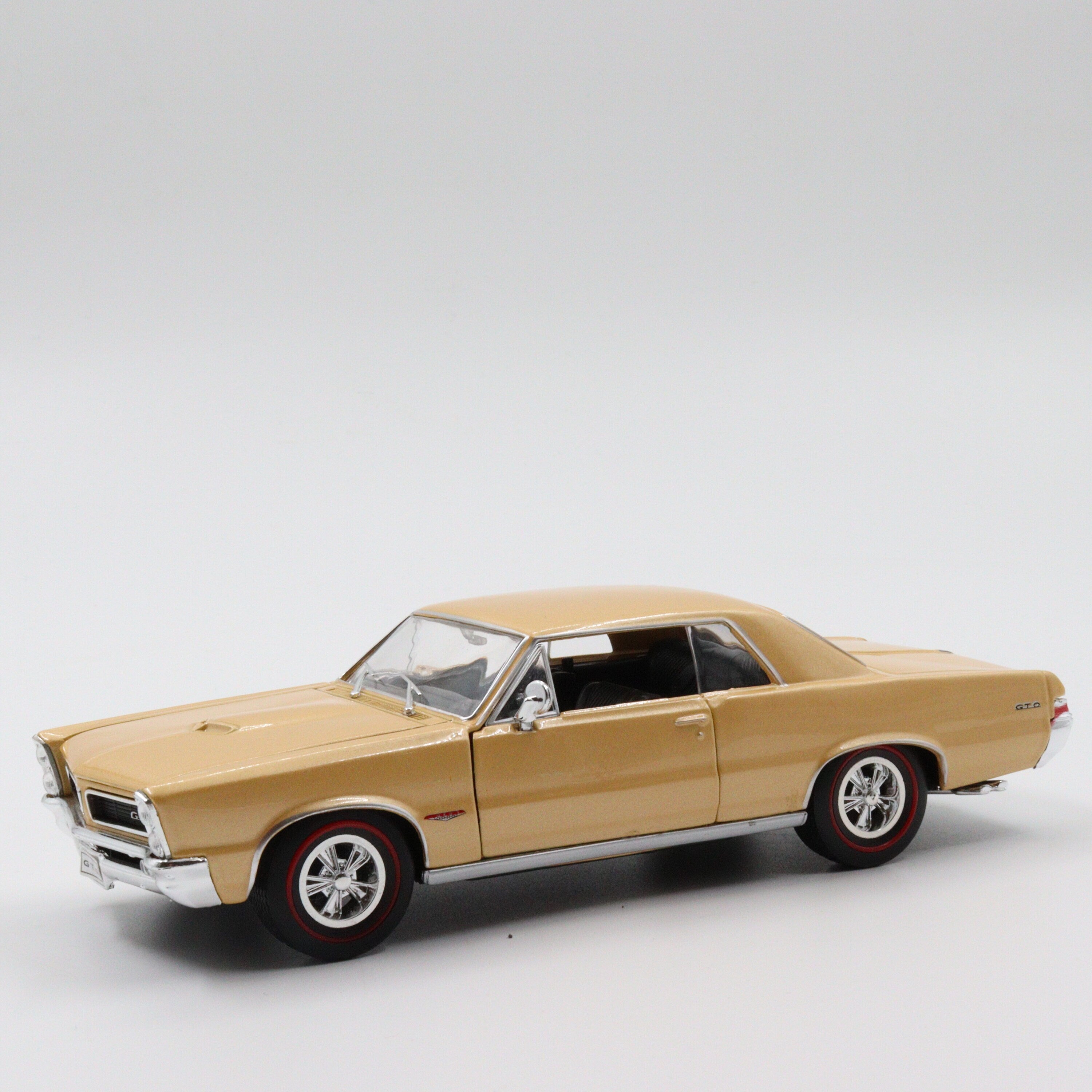 Welly 1965 Pontiac GTO Classic Model Car|Scale 1/24 Gold Diecast