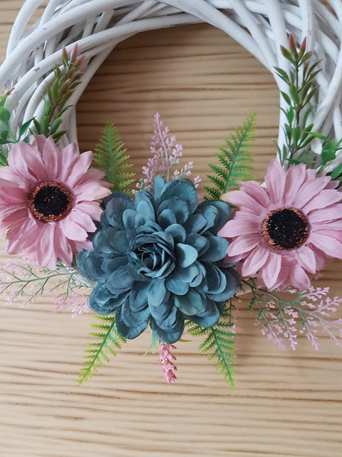 Welcome Daisy Wreath|Front Door Floral Sign|Year Round Wicker Wreath|Hostess Gift|Round Door Decor|Realtor Gift for Her|Farmhouse Door Sign