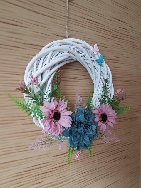 Welcome Daisy Wreath|Front Door Floral Sign|Year Round Wicker Wreath|Hostess Gift|Round Door Decor|Realtor Gift for Her|Farmhouse Door Sign
