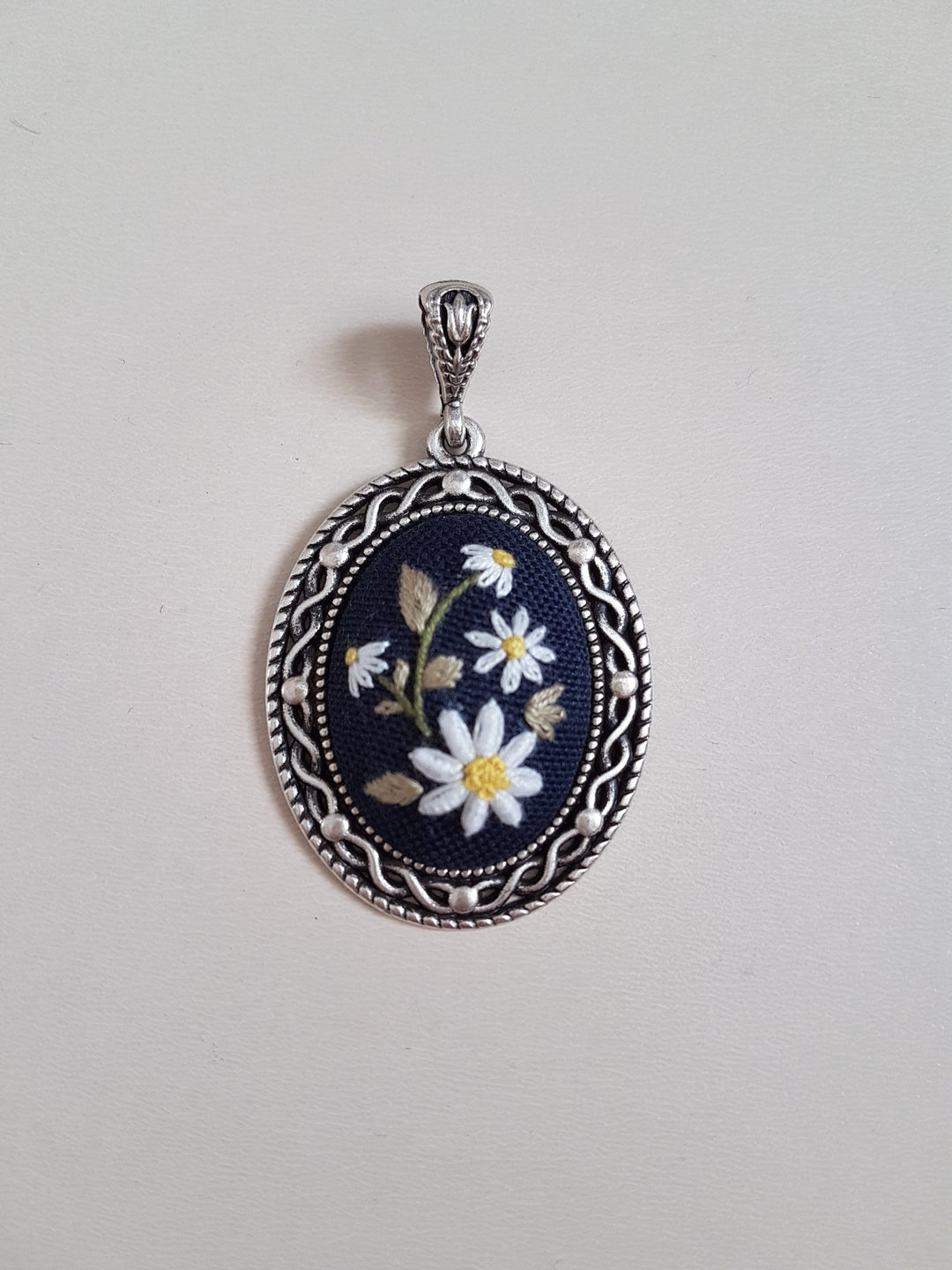 Daisy Embroidered Jewelry|Stylish Handmade White Floral Embroidery Necklace|Vintage Style Embroidered Pendant|Unique Gift for Her